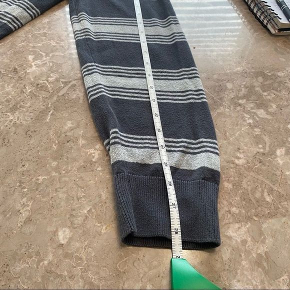 Tommy Hilfiger long sleeve V-neck wide stripe sweater size large Men’s - Picture 7 of 8